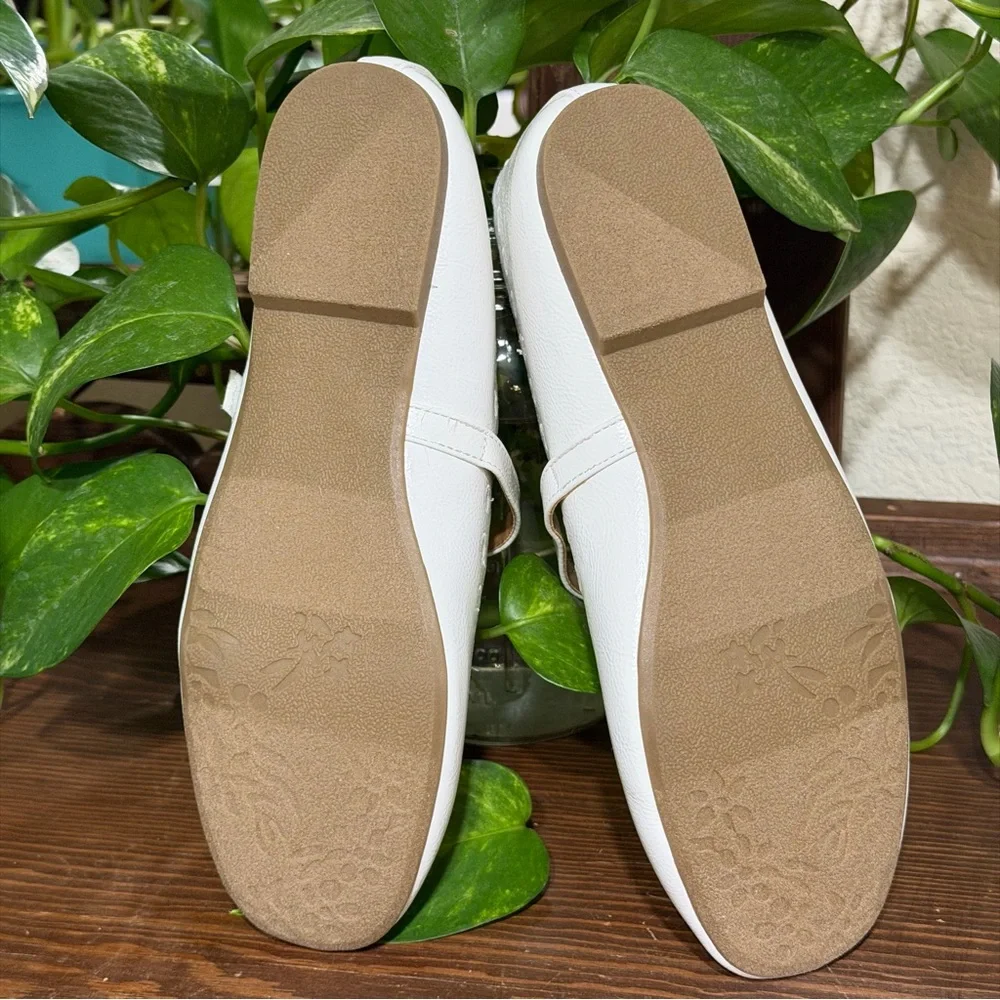 NIB- Big Girl DV (Betsi) White Scalloped Mary Jane Flats Size 4